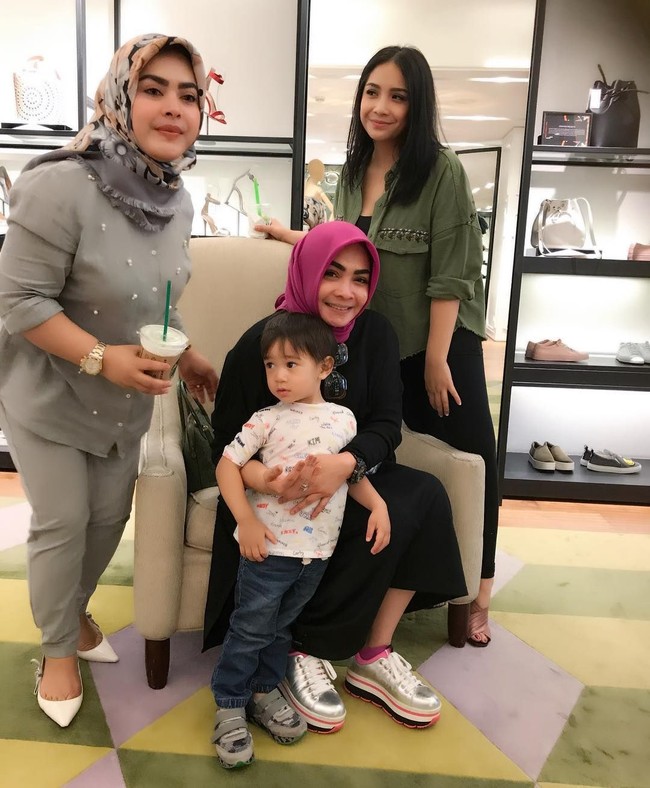 Berpose di butik sebuah brand fashion bersama Nagita, Rafathar dan adik Syahrini, Ai Syahrani, Rieta Amilia terlihat memakai sneakers Prada Leather Platform seharga US$ 750 atau sekitar Rp 10 jutaan. Foto: Instagram/rieta_amilia