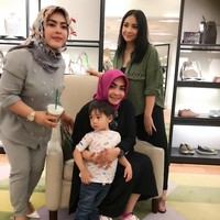 Berpose di butik sebuah brand fashion bersama Nagita, Rafathar dan adik Syahrini, Ai Syahrani, Rieta Amilia terlihat memakai sneakers Prada Leather Platform seharga US$ 750 atau sekitar Rp 10 jutaan. Foto: Instagram/rieta_amilia