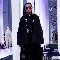 Desainer Mel Ahyar menghadirkan koleksi busananya dengan mengangkat tema Vignette di Fashion Nation 2018, Senayan City, Jakarta, Rabu [11/4/2018]. [Foto: Mohammad Abduh/Wolipop]