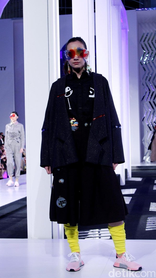 Desainer Mel Ahyar menghadirkan koleksi busananya dengan mengangkat tema Vignette di Fashion Nation 2018, Senayan City, Jakarta, Rabu [11/4/2018]. [Foto: Mohammad Abduh/Wolipop]