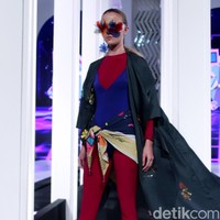 Desainer Mel Ahyar menghadirkan koleksi busananya dengan mengangkat tema Vignette di Fashion Nation 2018, Senayan City, Jakarta, Rabu [11/4/2018]. [Foto: Mohammad Abduh/Wolipop]