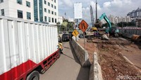 Terjadi penyempitan jalan.