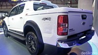 Beberapa waktu lalu, Chevrolet merilis Colorado Centennial Edition 2018 dilengkapi dengan mesin 2.8L Duramax empat silinder VGT yang mengsilkan torsi sebesar 500 Nm. Tampilan eksterior Colorado Centennial Edition 2018 juga diperkuat dengan stiker unik pada kap mesin, roda 18-inci dan fender flare. Mobil hanya ada 25 unit di Indonesia, dengan harga Rp 500 jutaan. Foto: Ruly Kurniawan