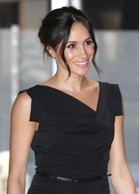 Meghan Markle Cantik Bergaun Hitam Saat Kencan dengan Pangeran Harry