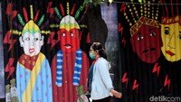 Mural warna-warni tersebut langsung manjadi sorotan warga yang melintas.