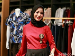Merah Merona Baju Chacha Frederica yang Nyentrik!