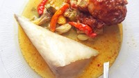 Bentuk lontongnya unik ya? Meskipun berbeda, makin enak dipadu dengan sayur santan dengan paduan nangka, cabai dan pete. Makin komplet diberi tambahan telur balado. Foto: Instagram @alishanaya