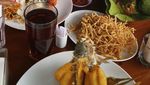 Awet Cantiknya! Begini 10 Pose Zee Zee Shahab yang Doyan Minum Kopi