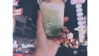 Favorite Time, tulisnya. Sepertinya Faye sedang menikmati es campur ala Thailand. Kelihatan segar! Jadi mau, deh. Foto: Instagram @faye_malisorn