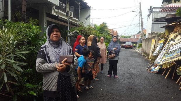 Anak korban pembunuhan menyaksikan rekosntruski bersama warga