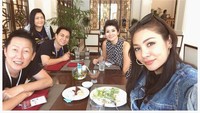Pantas saja tubuhnya ramping. Saat sedang hang out, Faye lebih memilih sepiring salad untuk menu makannya. Foto: Instagram @faye_malisorn