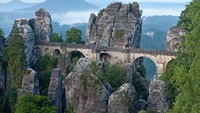 Formasi tebing batu yang dihubungkan oleh jembatan ini bernama Tebing Bastei dan nama jrmbatan yagn menghubungkannya adalah Jembatan Bastei. (nature.com.photo/ Instagram)