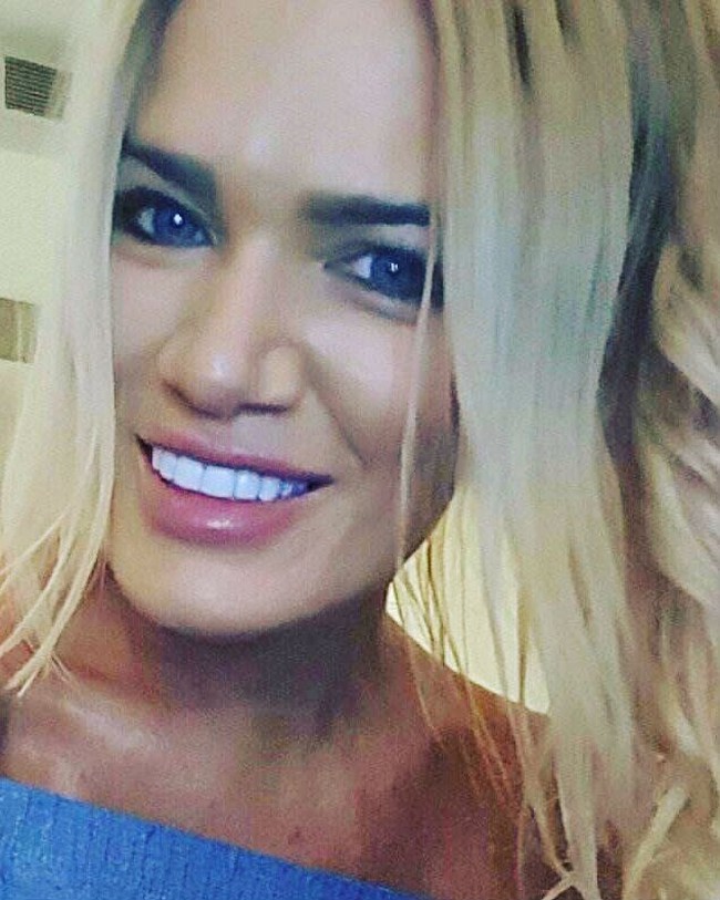 Ibu tiga anak itu membantah menggunakan botox dan filler. Aku tidak pakai botox atau filler karena aku percaya dengan proses penuaan, kata Gina kepada Daily Mail. Foto: Instagram