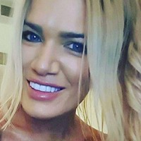 Ibu tiga anak itu membantah menggunakan botox dan filler. Aku tidak pakai botox atau filler karena aku percaya dengan proses penuaan, kata Gina kepada Daily Mail. Foto: Instagram