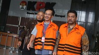 Mereka mendapat pengawalan ketat dari petugas.