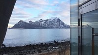 Tepat di luar toiletnya, traveler dapat melihat panorama cantik Helgelandskysten yang terdiri dari pegunungan es dan Laut Norwegia. Buang air di sini dijamin bikin betah berlama-lama! (arctic_norway/Instagram)