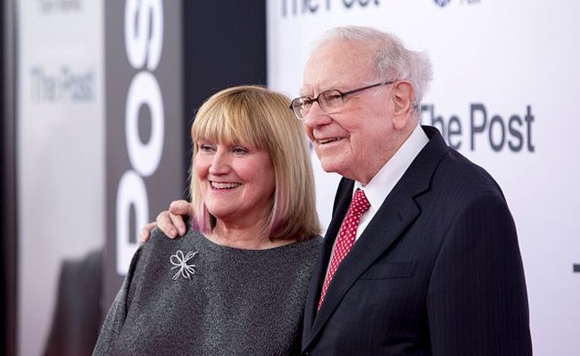 Astrid Menks adalah istri dari pengusaha Amerika Warren Buffet. Warren sendiri dikenal sebagai salah satu investor terkaya. Astrid bertemu dengan suaminya di tahun 70an ketika ia bekerja sebagai seorang pelayanan. Mereka pun punya rentang usia yang cukup jauh yakni 16 tahun. Foto: Getty Images
