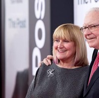 Astrid Menks adalah istri dari pengusaha Amerika Warren Buffet. Warren sendiri dikenal sebagai salah satu investor terkaya. Astrid bertemu dengan suaminya di tahun 70an ketika ia bekerja sebagai seorang pelayanan. Mereka pun punya rentang usia yang cukup jauh yakni 16 tahun. Foto: Getty Images