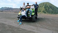 Traveler pasti tahu di mana letak destinasi ini. Saat Alincia ada di kawasan Taman Nasional Bromo Tengger Semeru (tiaralincia/Instagram)
