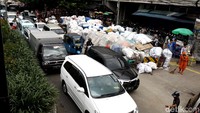 Begini penampakan karung berisi pakaian dari sejumlah pedagang di Pasar Tanah Abang Blok F, Jakarta, Jumat (20/4/2018).