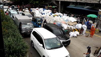 Duh! Tumpukan Karung dan Galian di Pasar Tanah Abang Bikin Macet