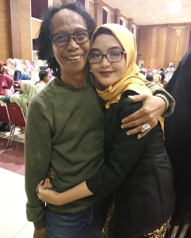 Mandra mengunggah foto bersama sang putri yang saja diwisuda. Mandra pun menuliskan kebahagiaannya bisa datang ke acara penting putrinya itu meski datang di sela pekerjaannya. Foto: Instagram/Tiaseptiaana