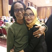 Mandra mengunggah foto bersama sang putri yang saja diwisuda. Mandra pun menuliskan kebahagiaannya bisa datang ke acara penting putrinya itu meski datang di sela pekerjaannya. Foto: Instagram/Tiaseptiaana