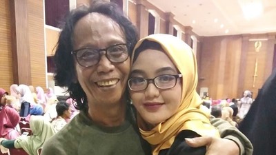 10 Gaya Hijab Tia Septiana, Hijabers Cantik Putri Pelawak Mandra