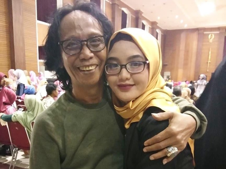 Mandra Posting Foto Nyoblos Bareng Keluarga, Putrinya Bikin Salfok Mandra Posting Foto Nyoblos Bareng Keluarga, Putrinya Bikin Salfok