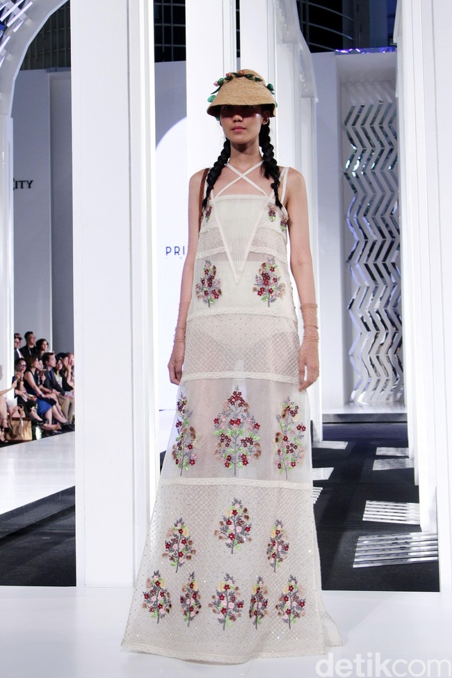 Fashion show koleksi terbaru dari Priyo Oktaviano yang bertemakan La Riviera di Fashion Nation 2018, Senayan City, Jakarta. Foto: Mohammad Abduh/Wolipop