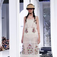 Fashion show koleksi terbaru dari Priyo Oktaviano yang bertemakan La Riviera di Fashion Nation 2018, Senayan City, Jakarta. Foto: Mohammad Abduh/Wolipop
