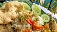 Dipadukan dengan tumis cumi pedas, auran petai dan ikan teri serta ikan peda, membuat sepiring nasi liwet milik @arasgaleri ini terlihat sangat menggoda. Foto: Instagram
