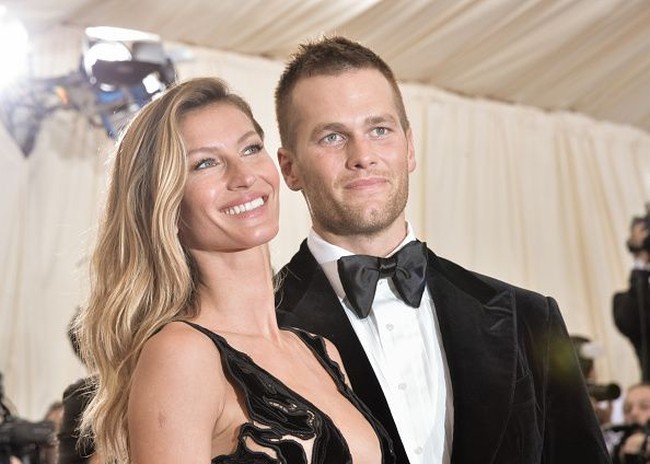 Dari ranah hiburan, ada Gisele Bundchen yang menikahi pemain football Tom Brady. Pemain New England Patriots itu dikenal sebagai salah satu atlet terkaya dengan kekayaan bersih US$ 180 juta atau Rp 2,479 triliunan. Tapi Gisele sendiri juga bukan wanita biasa. Ia adalah supermodel yang pernah bertahun-tahun memengang status sebagai model berbayaran termahal. Foto: Getty Images