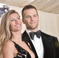Dari ranah hiburan, ada Gisele Bundchen yang menikahi pemain football Tom Brady. Pemain New England Patriots itu dikenal sebagai salah satu atlet terkaya dengan kekayaan bersih US$ 180 juta atau Rp 2,479 triliunan. Tapi Gisele sendiri juga bukan wanita biasa. Ia adalah supermodel yang pernah bertahun-tahun memengang status sebagai model berbayaran termahal. Foto: Getty Images