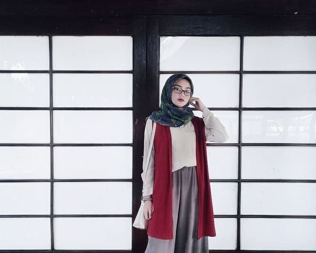 Tia Septiana yang baru saja lulus SMA itu mengunggah foto-foto kesehariannya di Instagram-nya @tiaaseptiana. Ia selalu tampil cantik dengan gaya hijab sederhana. Foto: Instagram/Tiaseptiaana