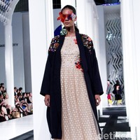 Desainer Mel Ahyar menghadirkan koleksi busananya dengan mengangkat tema Vignette di Fashion Nation 2018, Senayan City, Jakarta, Rabu [11/4/2018]. [Foto: Mohammad Abduh/Wolipop]