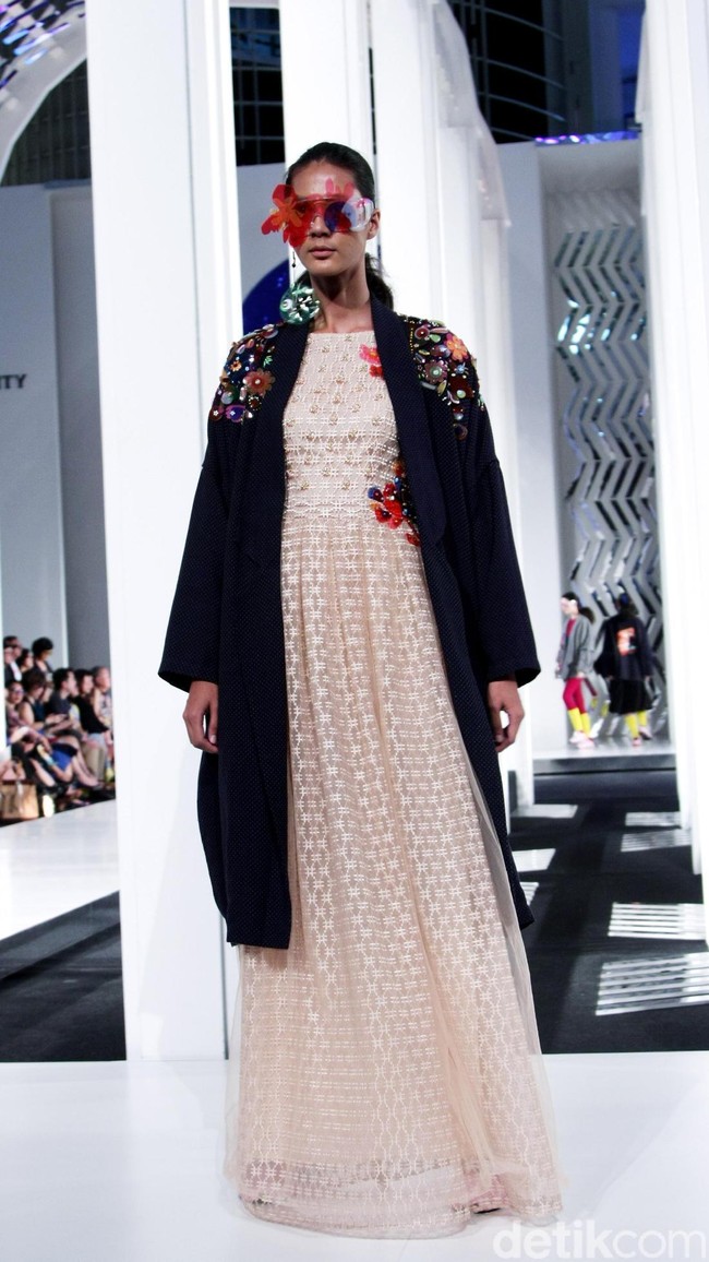 Desainer Mel Ahyar menghadirkan koleksi busananya dengan mengangkat tema Vignette di Fashion Nation 2018, Senayan City, Jakarta, Rabu [11/4/2018]. [Foto: Mohammad Abduh/Wolipop]