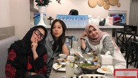 Sedang ngumpul. Terlihat wanita berhijab ini tengah kenyang setelah menikmati bebek betutu yang enak! Foto: Instagram @rieta_amilia