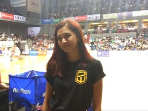 Deg-degannya Mikha Tambayong Dukung Langsung Daniel Wenas di Final IBL