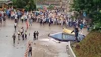 Helikopter itu diterbangkan oleh pilot bernama Adi (32). Pilot dan penumpang yang merupakan WN China selamat.