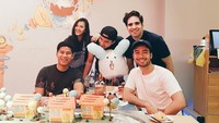 Bersama dengan para sahabat terdekat, Vidi asyik nongkrong bareng menikmati cake manis di sebuah kafe lucu berwarna pink dan dipenuhi boneka. Foto: Instagram @vidialdiano