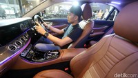 EQ Power memungkinkan berkemudi secara bebas emisi hingga 33 km dapat dilakukan menggunakan model sedan eksekutif ini, dengan memperhatikan profil mengemudi masing-masing individu serta kondisi sekitar.