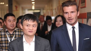 Tak disangka lelaki yang awalnya miskin itu kini mendunia dan disegani di mana-mana. Ini saat bersama David Beckham dalam sebuah acara. Foto: istimewa