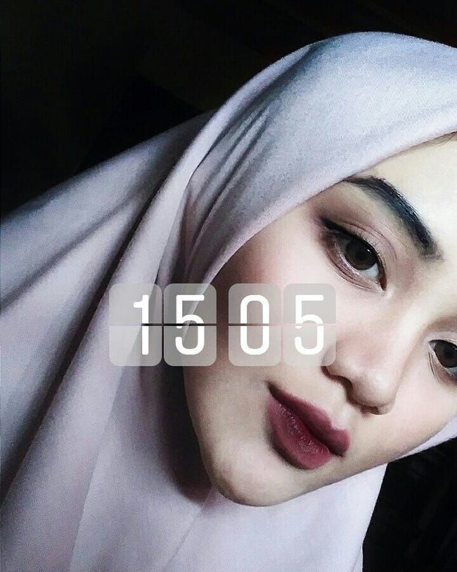 Meski pandai merias wajah. Tia tidak pernah tampil menor, biasanya ia hanya merapikan alis dan memakai lipstik berwarna gelap. Foto: Instagram/Tiaseptiaana