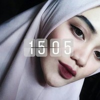 Meski pandai merias wajah. Tia tidak pernah tampil menor, biasanya ia hanya merapikan alis dan memakai lipstik berwarna gelap. Foto: Instagram/Tiaseptiaana