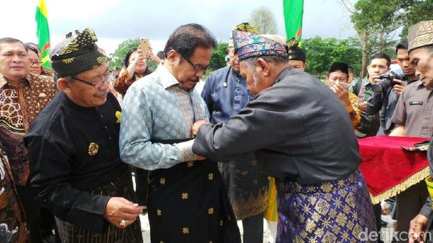 Menteri ATR/Kepala BPN Sofyan Djalil dipakaikan songket