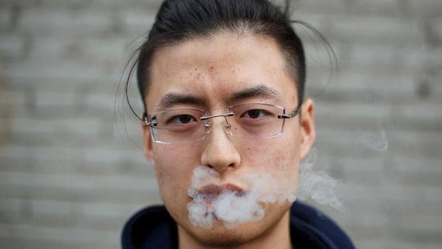 Mahasiswa He Bingzhang berpose untuk gambar sambil merokok rokok Marlboro di Beijing, China, 8 April 2018. 