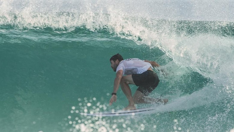 Gaya Liburan Si Kekar Thor, dari Surfing hingga Kemping