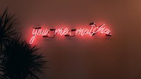 Semua yang berada di sini memiliki konsep yang kekinian. Hiasan kata-kata dengan lampu neon, menjadi spot paling favorit untuk berfoto dari kafe ini. Foto: Istimewa