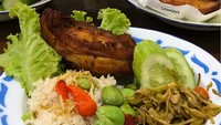 Tak lengkap rasanya menyantap gurihnya nasi liwet khas Sunda tanpa ditemani butiran petai. @lina_wijayaa memadukan petai dengan renyahnya ayam goreng, dan segarnya lalapan. Foto: Instagram